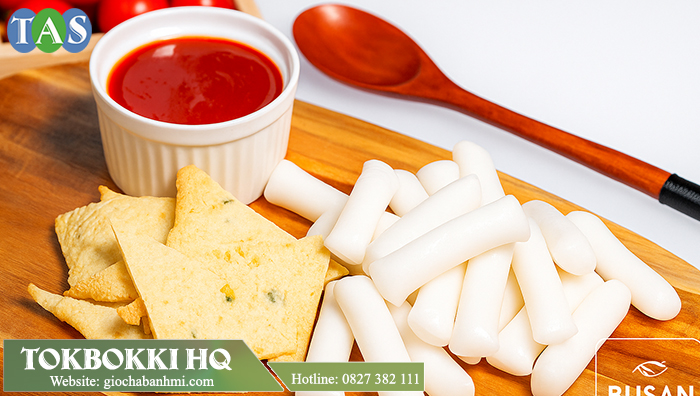 Nguyên liệu tokbokki: bánh gạo, nước sốt, bột phô mai... Nguyên liệu tokbokki: bánh gạo, nước sốt, bột phô mai...